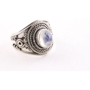 Bewerkte zilveren ring met regenboog maansteen - maat 18