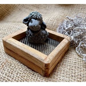 Amberblokje Schaap / Schaapje Zwart met vierkante blanco houten rasp - Black Amber geur - Huisparfum - Cadeau-set - Geurblokje - Parfum - Kado - Housewarming - Geschenk - Amber - Wonen - Woon - Woonaccessoire - Accessoire - Geuren - Huis Luxe Sfeer