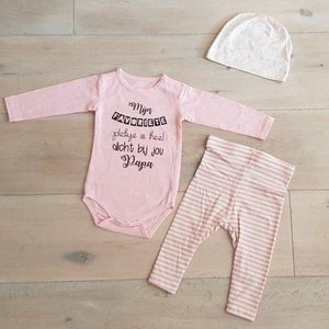 Baby geboorte cadeau kledingset meisje | maat 62-68 | set roze romper lange mouw met tekst zwart mijn favoriete plekje is heel dicht bij jou papa pakje | Kraamkado eerste kerst first christmas kerstpakje