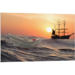 WallClassics - Vlag - Papieren Bootje op Zee met Groot Schip en Zon - 90x60 cm Foto op Polyester Vlag