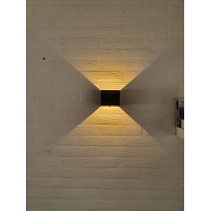 Simple Solutions Lighting® Oplaadbare Wandlamp op accu - Model 2023 - ALUMINIUM - 2700K - Wandlamp zwart - 4000Mah - 12 uur Licht - Wandlamp oplaadbaar - LED verlichting - Veranda - Overkapping - Bewegingssensor - Nachtlampje - Woonkamer