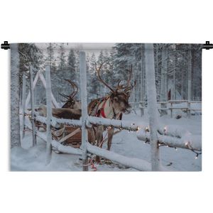 Wandkleed Kerst - Een rendier in het Dorp van de Kerstman in Finland Wandkleed katoen 150x100 cm - Wandtapijt met foto