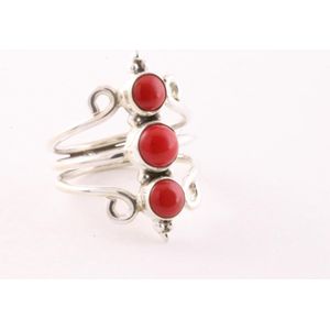 Opengewerkte zilveren ring met 3 rode koraal stenen - maat 16