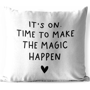 Tuinkussen - Engelse quote ""It's on. Time to make the magic happen"" tegen een witte achtergrond - 40x40 cm - Weerbestendig