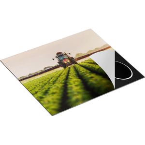 Chefcare Inductie Beschermer Rode Tractor op het Veld aan het Sproeien - 60x55 cm - Afdekplaat Inductie - Kookplaat Beschermer - Inductie Mat
