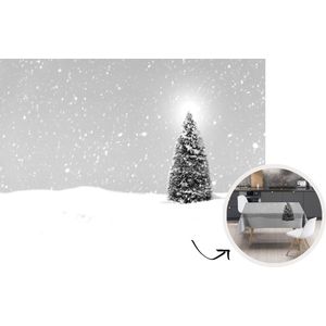Kerst Tafelkleed - Kerstmis Decoratie - Tafellaken - Een kerstboom in een besneeuwd landschap en een blauwe hemel - zwart wit - 220x150 cm - Kerstmis Versiering