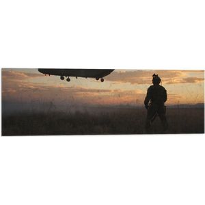 WallClassics - Vlag - Opstijgende Militair Transportvliegtuig - 90x30 cm Foto op Polyester Vlag