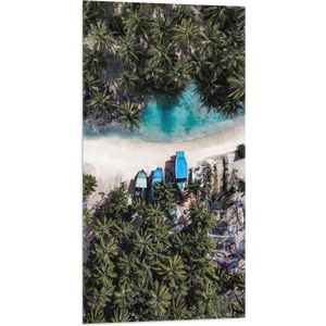 WallClassics - Vlag - Bovenaanzicht van Blauwe Bootjes tussen Palmbomen op Wit Strand - 50x100 cm Foto op Polyester Vlag