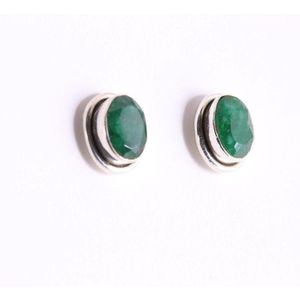 Fijne ovale zilveren oorstekers met smaragd