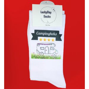 Camping Heks - Caravan - Zomer - Vakantie - Verjaardag - Gift - Valentijns cadeau - Sokken met tekst - Witte sokken - Cadeau voor vrouw en man - Kado - Verjaardags cadeau voor hem en haar - Verliefd - Vaderdag - Moederdag -- LuckyDay Socks - Maat 37