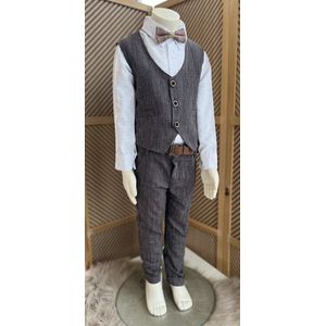 luxe jongens kostuum-kinderpak- kinderkostuum-3 delige set - grijsbruine vest, grijsbruine broek (taupe kleur), bedrukte hemd, vlinderstrik-bruidsjonkers-bruiloft-feest-verjaardag-fotoshoot-communie- 5 jaar maat 110