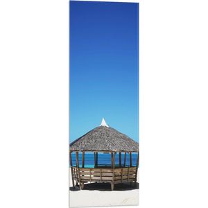 WallClassics - Vlag - Rieten Hutje op Wit Zand bij Blauwe Zee - 30x90 cm Foto op Polyester Vlag