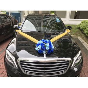 AUTODECO.NL - Lissa Trouwauto Versiering - Bruiloft Decoratie - Blauwe Rozen - Gouden Tule - Bloemstuk op de Motorkap - Huwelijk