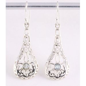 Fijne opengewerkte zilveren oorbellen met blauwe topaas