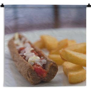 Wandkleed - Wanddoek - Heerlijke frikandel speciaal met patat - 120x120 cm - Wandtapijt