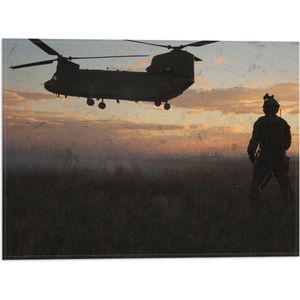 WallClassics - Vlag - Soldaat bij Legervliegtuig met Zonsondergang - 40x30 cm Foto op Polyester Vlag