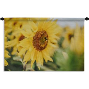 Wandkleed Zonnebloemen - Close-up van een bij op een zonnebloem Wandkleed katoen 60x40 cm - Wandtapijt met foto
