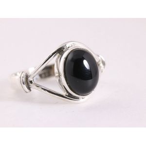Opengewerkte zilveren ring met onyx - maat 16