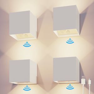 Calex Volterra Oplaadbare Wandlamp Kubus - 4 Stuks - Up & Down Tuinverlichting - Modern - Warm Wit Licht - Voor Binnen en Buiten - Waterdicht - Eenvoudige Installatie - Draadloos - USB-C - Bewegingssensor - Wit