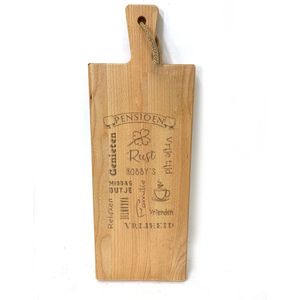 Grote borrelplank / snijplank met tekst gravure : PENSIOEN. Cadeau-afscheid collega-pensioen. Het formaat is 20x56cm