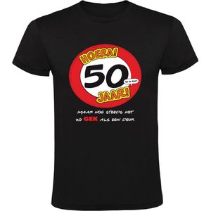 Hoera 50 jaar! Maar nog steeds zo gek als een deur Heren T-shirt - verjaardag - jarig - abraham - sarah - feest - vijftig - 50e verjaardag - grappig