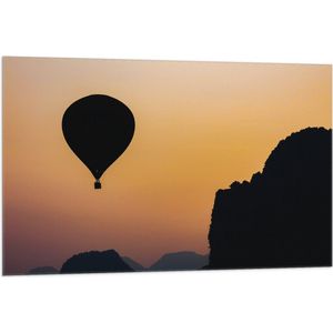 WallClassics - Vlag - Silhouette van een Luchtballon en Bergen - 105x70 cm Foto op Polyester Vlag