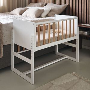 Petite Amélie Co sleeper Hout - Samen Slapen met je Baby - Zijkant Veilig naar Beneden - Wieg voor bijna elk Ouderlijk Bed of Boxspring - 100 % Beechwood - Wit & Naturel