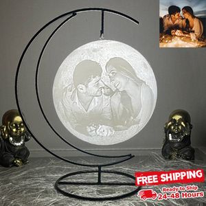Gepersonaliseerde eigen Foto 3D Maanlamp met Ophangbeugel - 15cm - 16 kleuren met afstandsbediening - Inclusief zwarte ijzeren - standaard - Tafellamp - Maanlamp - Cadeau - Moonlight - Moederdag - Vaderdag - Valentijnsdag - Met controller