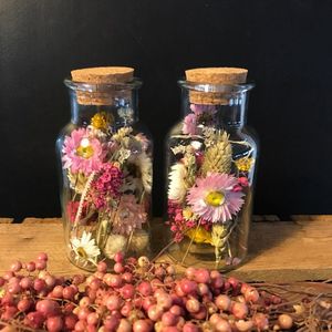 2 flesjes met droogbloemen en een kurk | decoratie | vaas | droogbloemen in fles | boeket | bloemstuk | fles met kurk | interieur | bloemen in glas | fleurig | cadeau | droogbloemen | voorjaar