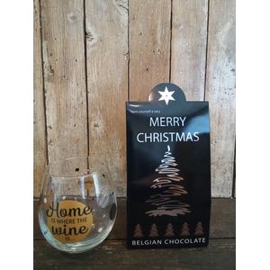 Cadeauset-Pakket-Kerst-Kerstmis-Kerstpakket-Chocolade-Belgische Chocolade-Merry Christmas-Happy New year-Happy-Gelukkig nieuwjaar-waterglas-glas-wijnglas-home-wijn-thuis-thuiskomen-huis-gezelligheid-knus-knusheid-relatiegeschenk-liefde-collega