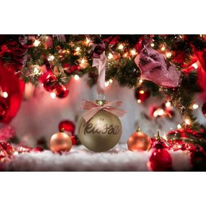 Gepersonaliseerde kerstbal mat goud met roze letters