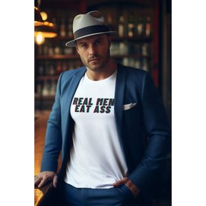 Shirt - Real men eat ass - Wurban Wear | Grappig shirt | Leuk cadeau | Unisex tshirt | Meme shirt | Vaderdag | Dirty shirt | Wit