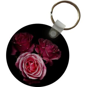 Sleutelhanger - Een foto van roze rozen met een zwarte achtergrond - Plastic - Rond - Uitdeelcadeautjes