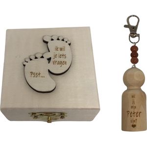 Sleutelhanger wil jij mijn Peter zijn? | grijs | peg doll | houten poppetje | resin | doosje met een vraag | peter vragen | peter worden | peetoom vragen | peetoom worden | cadeau