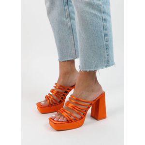 Sacha - Dames - Oranje satin sandalen met plateau hak - Maat 36