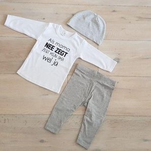 Baby cadeau geboorte unisex jongen of Meisje Setje 3-delig newborn | maat 80 | grijs mutsje en broekje en shirt lange mouw wit met zwarte tekst  als het van mama niet mag zegt mijn oma wel ja |  pakje | Kraamcadeau | Gift Set