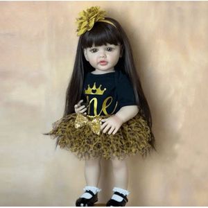 Prachtige realistische vinyl babypop pop met lang haar. Geschikt vanaf 3 jaar of voor verzamelaars en volwassenen. 55cm