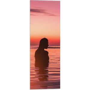 WallClassics - Vlag - Silhouet van Mooie Vrouw in Zee - 20x60 cm Foto op Polyester Vlag