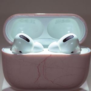 Hard Case geschikt voor APPLE AIRPODS PRO / PRO 2 - PINK MARBLE - Marmer - Shockproof - By HYLON