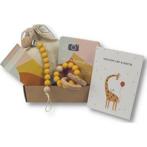 Kids Cultures - Giftbox S - Baby Geschenkset, Kraampakket, Babyshower, Kraammand - Kraamcadeau Jongen & Meisje - Bijtring, Speenkoord en Wenskaarten - Geel