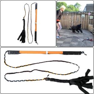 Hondenspeelgoed Flirtpole maat 2 in de kleuren oranje en zwart. MadeByShuko. Hondenhengel - hondentraining - trekspel - speeltrektouw - speelhengel - trainingsspeelgoed voor honden - focus speelgoed - focus training - dog toy - trainingstoy - dog rod