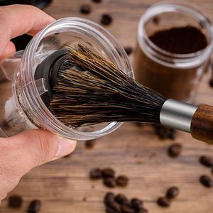 Espressomachine reinigingsborstel met natuurlijke everzwijnharen en walnoothouten handvat voor thuis keuken café