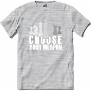 Choose Your Weapon | Schaken - Chess - Schaak - T-Shirt - Unisex - Donker Grijs - Gemêleerd - Maat 4XL