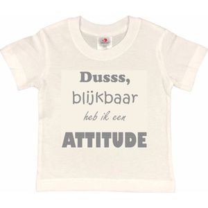 T-shirt Kinderen ""Dusss, blijkbaar heb ik een ATTITUDE"" | korte mouw | Wit/grijs | maat 110/116