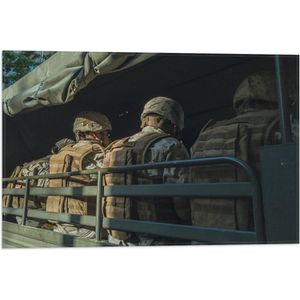 WallClassics - Vlag - Soldaten in Legerwagen - 60x40 cm Foto op Polyester Vlag