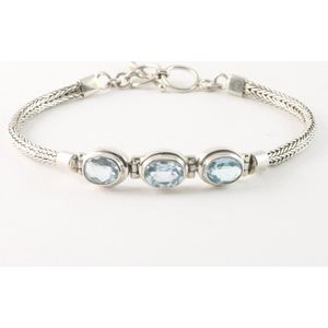 Traditionele zilveren snake armband met blauwe topaas