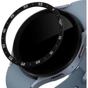 kwmobile Beschermende Ring geschikt voor Samsung Galaxy Watch 5 (44mm) Fitness Tracker - Bezel Ring voor smartwatch - Beschermring voor smartwatch in zwart / zilver.
