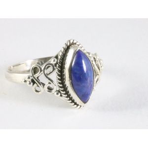 Fijne bewerkte zilveren ring met lapis lazuli - maat 17