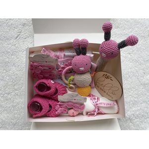 Maminobaby.nl - Baby Geschenkset meisje | Bijtring | Rammelaar en pieper | Haarclip | Speenkoord | Rammelaar | Babyslofjes | Hydrofiele doek | Slabbetje | Kraamcadeau | Babyshower | Handmade | Baby cadeau | Newborn