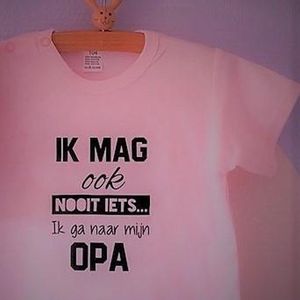 Baby Rompertje licht rose meisje met tekst | Ik mag ook nooit iets ik ga naar mijn opa | korte mouw | roze met zwart | maat 50/56